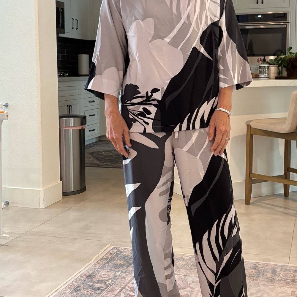 Natori Black and Gray Floral lounge set
